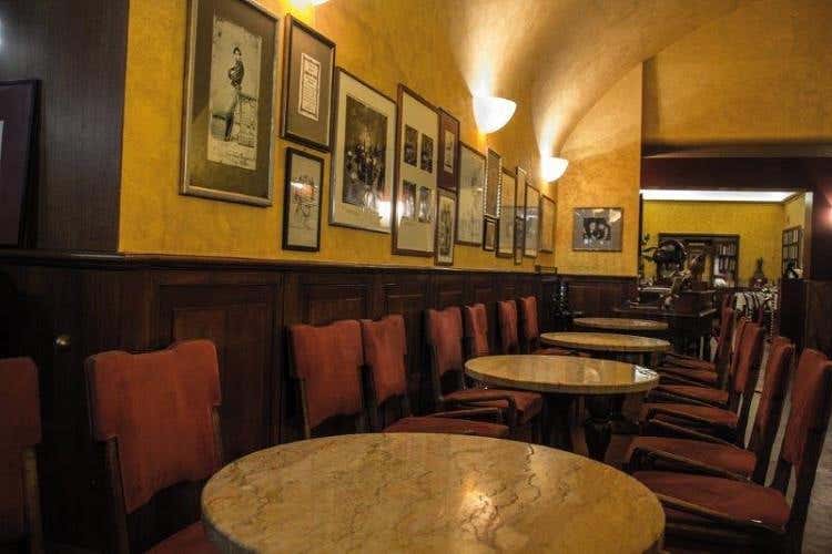 La sala principale con il tipico arredo neoclassico